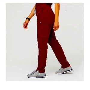 Limited edition Figs women’s Fionlite Yola skinny scrub pant in burgundy